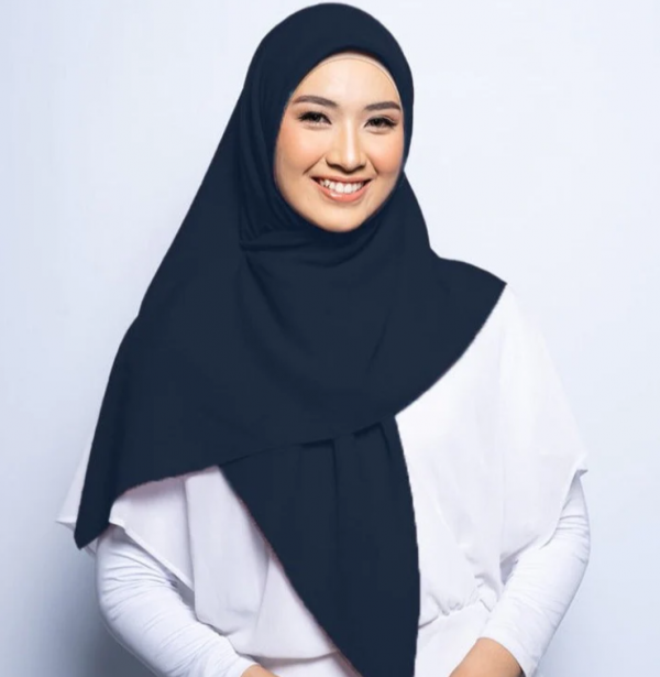 Hijab instan dengan aksen bros berlian